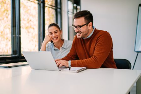 Happy business people working together trabajo en pareja